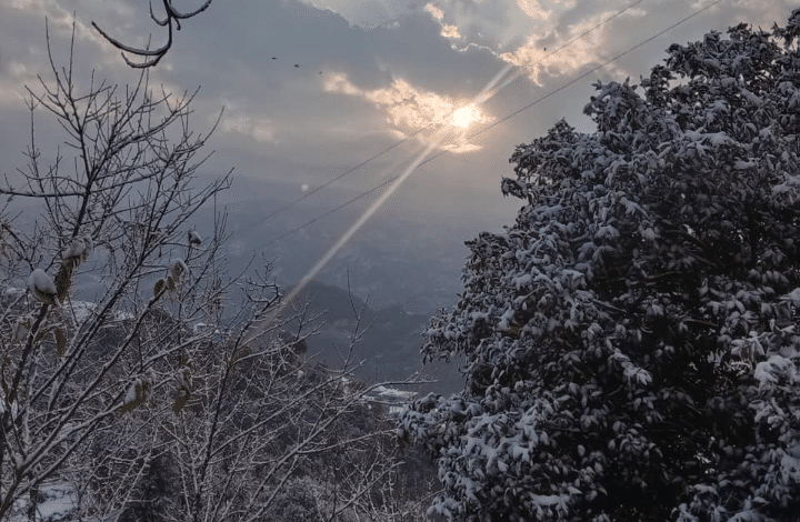 Heavy Snowfall in Himachal Pradesh: Roads Closed, Travel Advisory